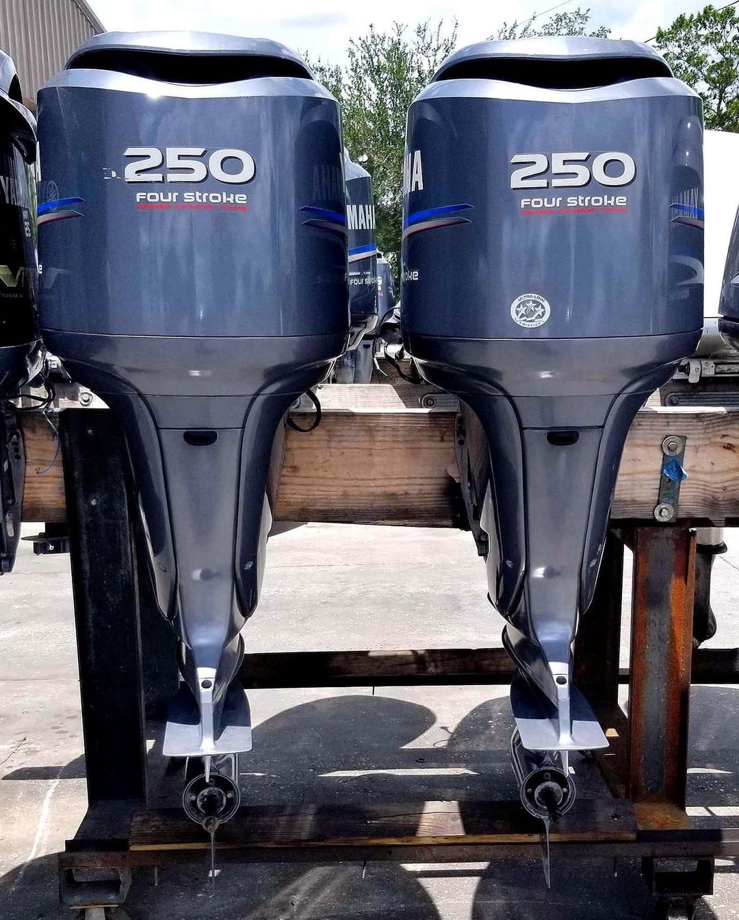 Twin 2006 Yamaha 250 HP 4-Stroke 25″ Outboard Motors